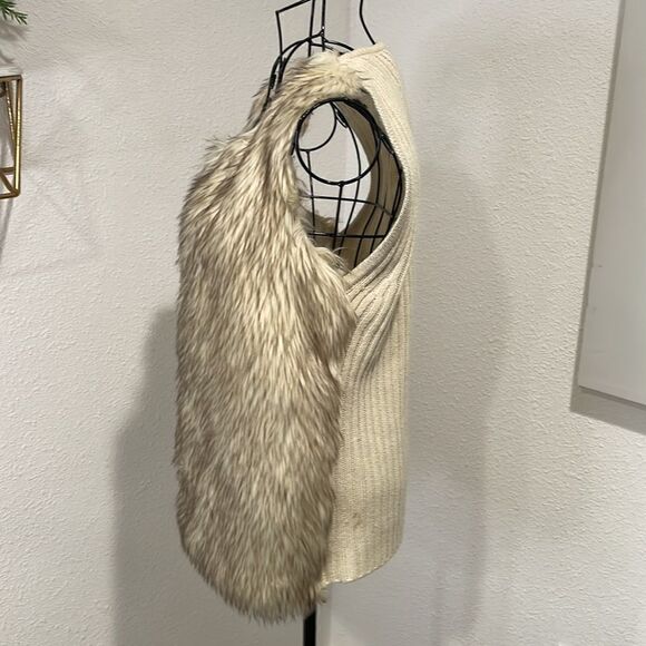 BCX Light colored faux fur vest size XS - Picture 4 of 7